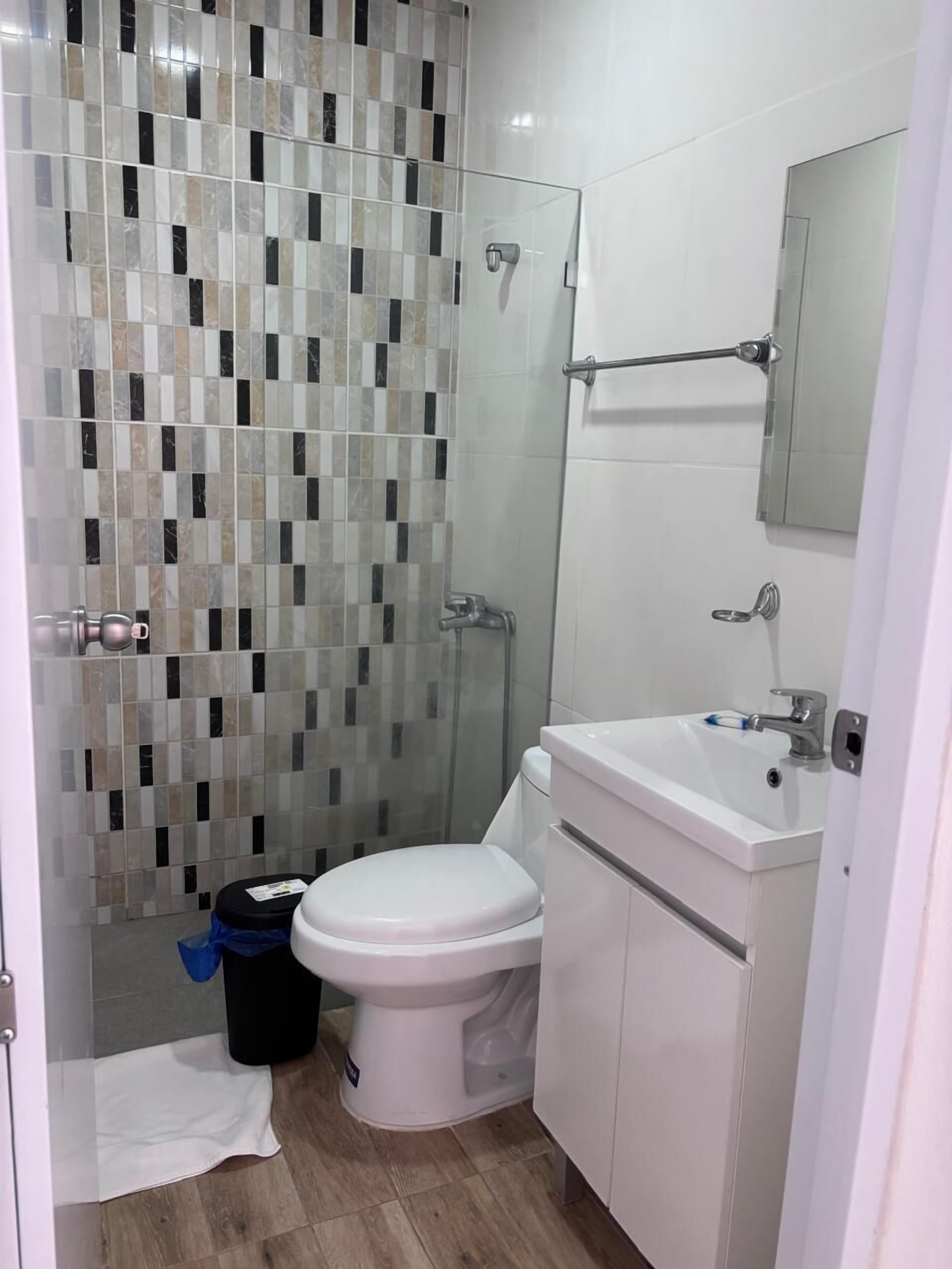 舒適開放式客房 | 浴室 | 免費盥洗用品、毛巾、肥皂、洗髮精