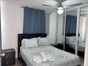 Estudio Confort | Cortinas opacas, tabla de planchar con plancha, wifi gratis