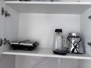 Estúdio conforto | Cozinha privada | Cooktop, talheres/pratos/utensílios de cozinha