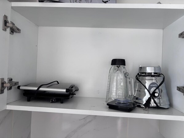 Comfort Studio | Private kitchen | Stovetop, cookware/dishes/utensils