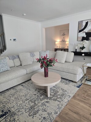 TV - New Townhome Haven Near Hospital Shops & Atlanta (Marietta)