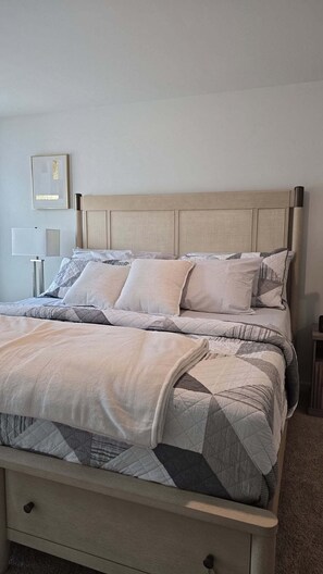 Iron/ironing board, WiFi, bed sheets - New Townhome Haven Near Hospital Shops & Atlanta (Marietta)