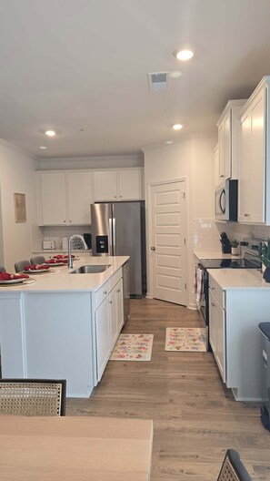 Microwave, oven, stovetop, dishwasher - New Townhome Haven Near Hospital Shops & Atlanta (Marietta)