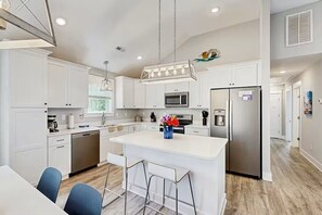 Microwave, oven, stovetop, dishwasher - Pet Friend Seaside Sanctuary in lovely Kill Devil Hills, NC (Kill Devil Hills)