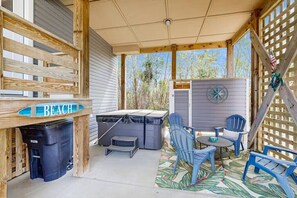 Terrace/patio - Pet Friend Seaside Sanctuary in lovely Kill Devil Hills, NC (Kill Devil Hills)