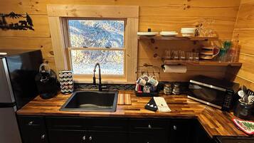 Een koelkast, een magnetron, een oven, een kookplaat