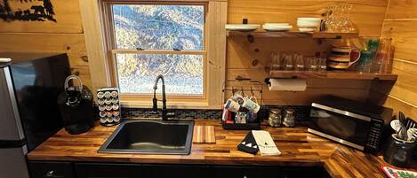 Kylskåp, mikrovågsugn, ugn och spishäll