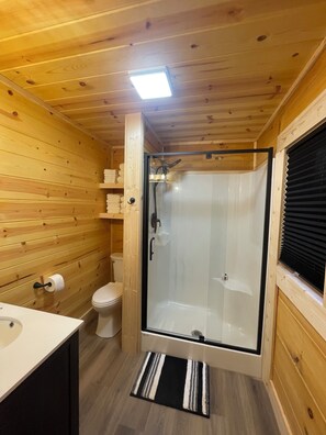 Suihku, hiustenkuivaaja, pyyhkeet, saippua