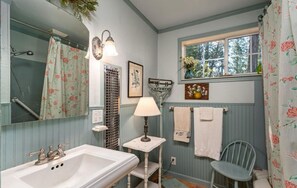 Shower, hair dryer, towels, soap - Spacious 4BR family cabin, lake access, near town and snow resort (Twain Harte)