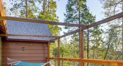 Spacious 4BR family cabin, lake access, near town and snow resort