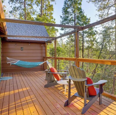 Spacious 4BR family cabin, lake access, near town and snow resort