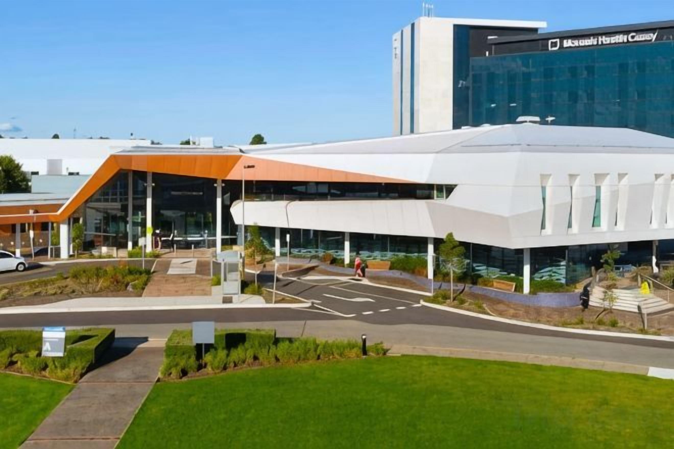 Un edificio moderno con fachada de vidrio y techo plano.