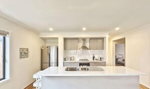 Private kitchen - Modern Clyde House Smart TVDryer (Clyde)