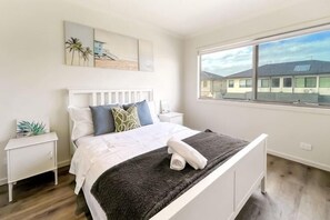 Room - Stylish Berwick Home with WiFi, Smart TV, Garage (Berwick)