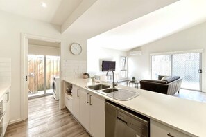 Private kitchen - Stylish Berwick Home with WiFi, Smart TV, Garage (Berwick)