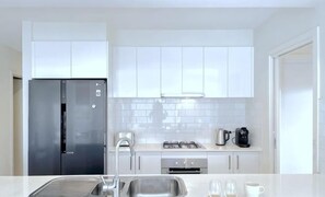 Private kitchen - Stylish Berwick Home with WiFi, Smart TV, Garage (Berwick)