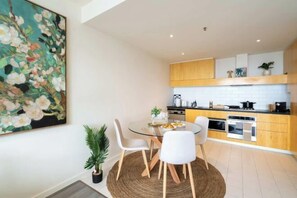 Dining - lvl42 2B APT with Free Parking in CBD (Melbourne)