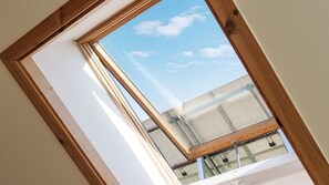A skylight window with a view of a building's interior and exterior. - Boryeong Jeil Pension (Boryeong)