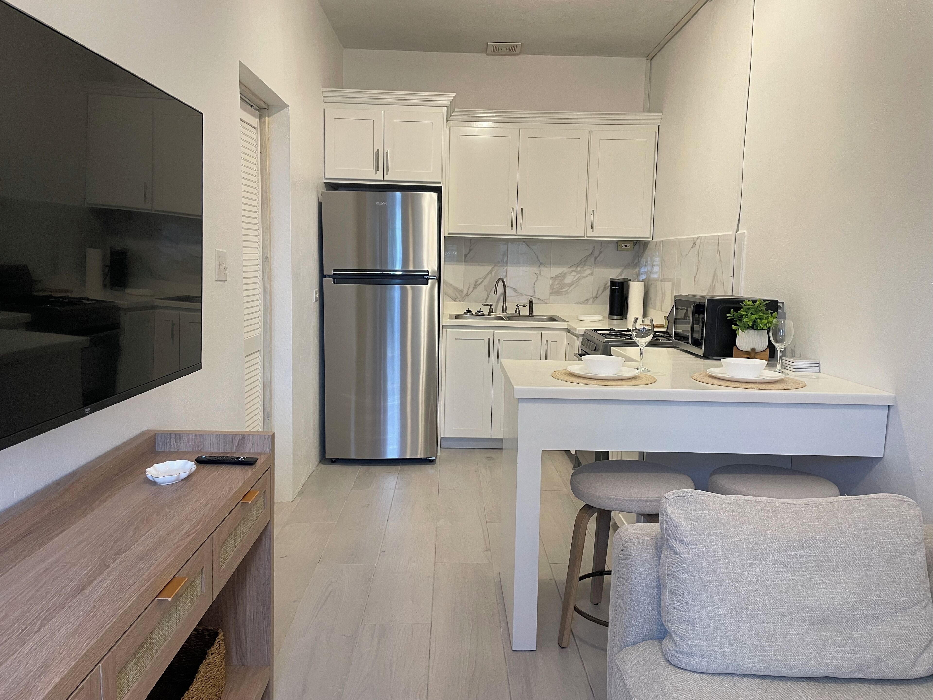 Refrigerador, microondas, horno y parrilla de estufa 