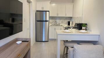 Réfrigérateur, micro-ondes, four, plaque de cuisson