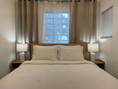 Peaceful Studio Retreat w/ Full Kitchen near Great Mountain • 5 Min to Road Town