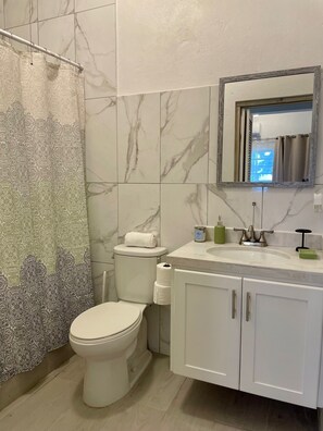 Douche, serviettes fournies, savon, papier toilette