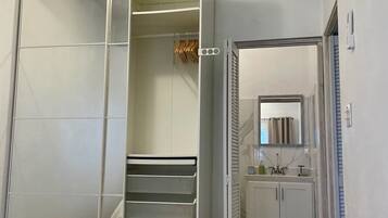 Fer et planche à repasser, Wi-Fi gratuit, draps fournis