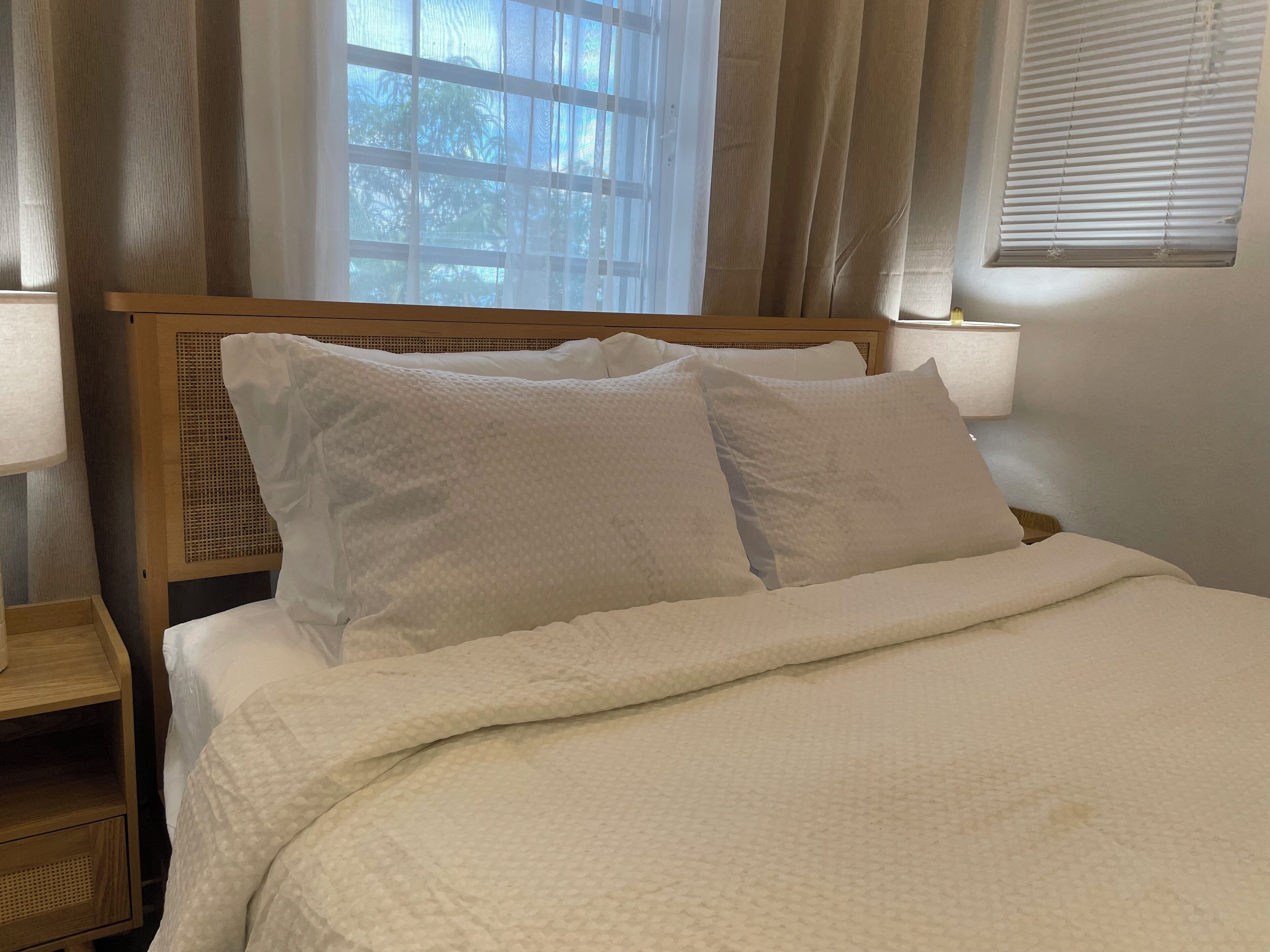 Tabla de planchar con plancha, wifi gratis y ropa de cama 