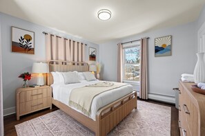 Iron/ironing board, Internet, bed sheets - Stylish 2BR Apartment • Fireplace • Workspace • 2 Parking Spots (Bristol)