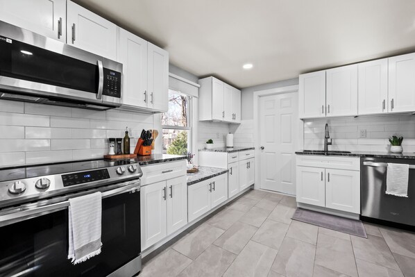 Private kitchen - Stylish 2BR Apartment • Fireplace • Workspace • 2 Parking Spots (Bristol)