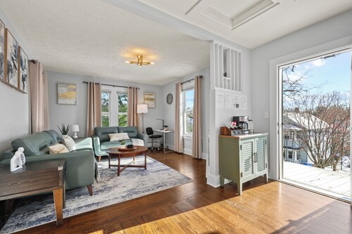 Stylish 2BR Apartment • Fireplace • Workspace • 2 Parking Spots