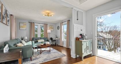 Stylish 2BR Apartment • Fireplace • Workspace • 2 Parking Spots