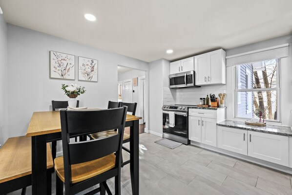 Private kitchen - Stylish 2BR Apartment • Fireplace • Workspace • 2 Parking Spots (Bristol)
