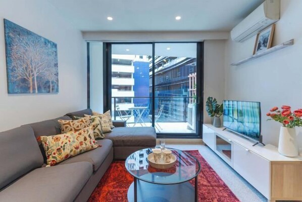 Room - Luxe 2BR Retreat POOL, GYM & PARKING South Yarra (South Yarra)
