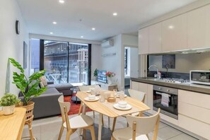 Room - Luxe 2BR Retreat POOL, GYM & PARKING South Yarra (South Yarra)