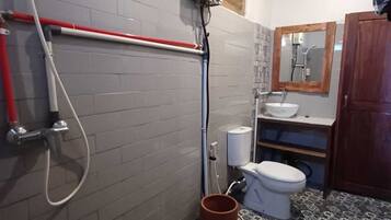 Casa Confort, patio, vista al jardín | Baño | Regadera, amenidades de baño gratuitas, toallas, jabón