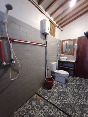 Comfort-talo, patio, näköala puutarhaan | Kylpyhuone | Suihku, ilmaiset hygieniatuotteet, pyyhkeet, saippua