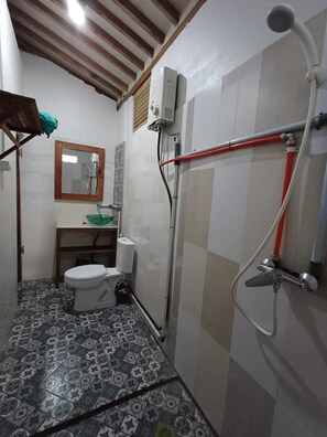 Rumah Comfort, patio, pemandangan kebun | Kamar mandi | Shower, perlengkapan mandi gratis, handuk, dan sabun