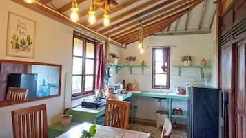 Maison Confort, patio, vue jardin | Cuisine privée | Batterie de cuisine, vaisselle et ustensiles