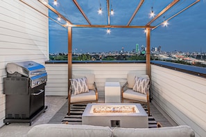 Property grounds - 3BR Townhome Near Bishop Arts • Rooftop Views • Arcade Games & Garage (Dallas)
