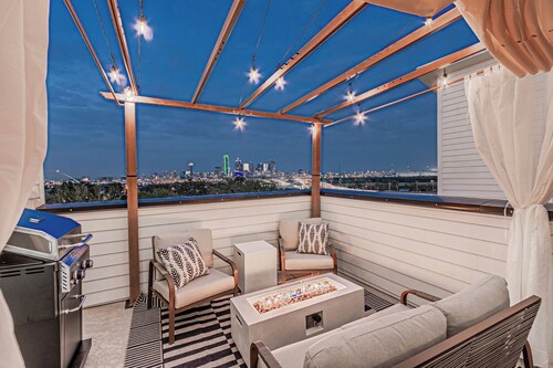 3BR Townhome Near Bishop Arts • Rooftop Views • Arcade Games & Garage