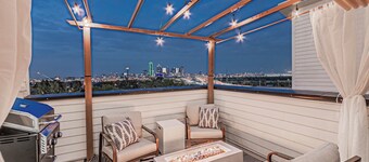 3BR Townhome Near Bishop Arts • Rooftop Views • Arcade Games & Garage