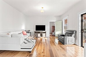 Televisión y chimenea 