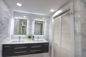 Hair dryer, towels, soap, toilet paper - Cozy Family Friendly home near Hunter Mt, Katerskill Falls & hiking trails (Catskill)