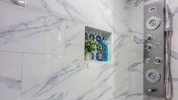 Sèche-cheveux, serviettes fournies, savon, papier toilette