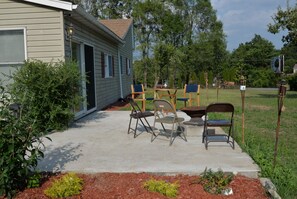 Outdoor dining - Cozy Family Friendly home near Hunter Mt, Katerskill Falls & hiking trails (Catskill)