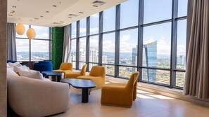Interior - Modern 2-Bedroom Overlooking Panama City (Panamá)
