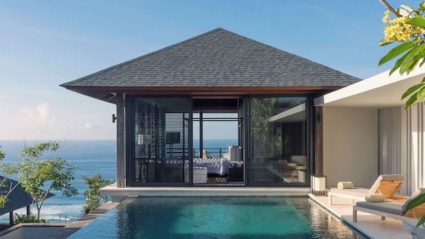 En moderne villa med swimmingpool, balkon med havudsigt og privat udendørs opholdsområde.
