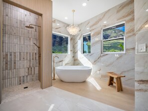 Shower, hair dryer, bidet, towels - The waterfall estate at Maunaolu (Waianae)