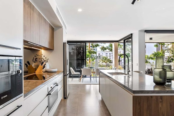 Refrigerador, microondas, horno y parrilla de estufa